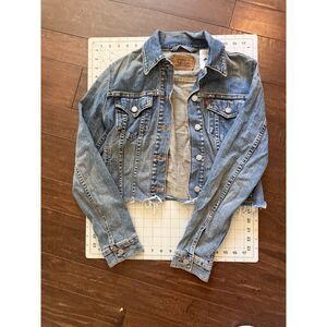 Levi’s Cropped Denim Jacket Women’s Small Distressed Raw Hem